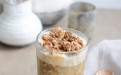 gezonde latte pudding met witte chocolade en granola