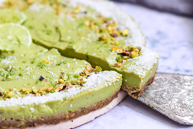 vegan limoen avocado taart met pistache bodem