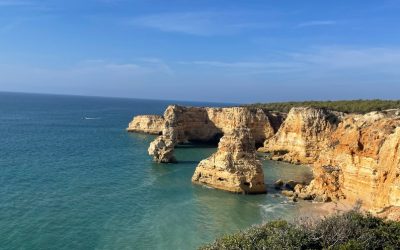 Wandelen en klimmen op de kliffen in West-Algarve: sete vales suspensos