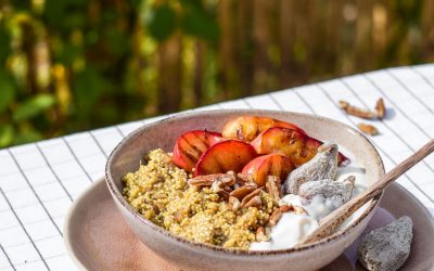 Zomers quinoa ontbijtje met vijgen en gegrilde nectarine