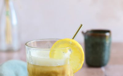 Frisse ijskoffie: Iced latte met citroen en gember